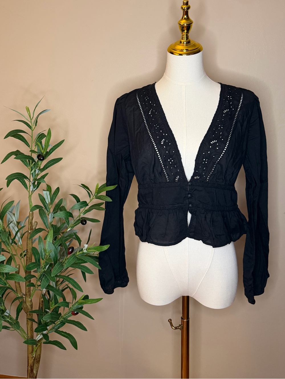 560. American Eagle Black V-Neck Eyelet Peplum Blouse - Picture 2 of 3